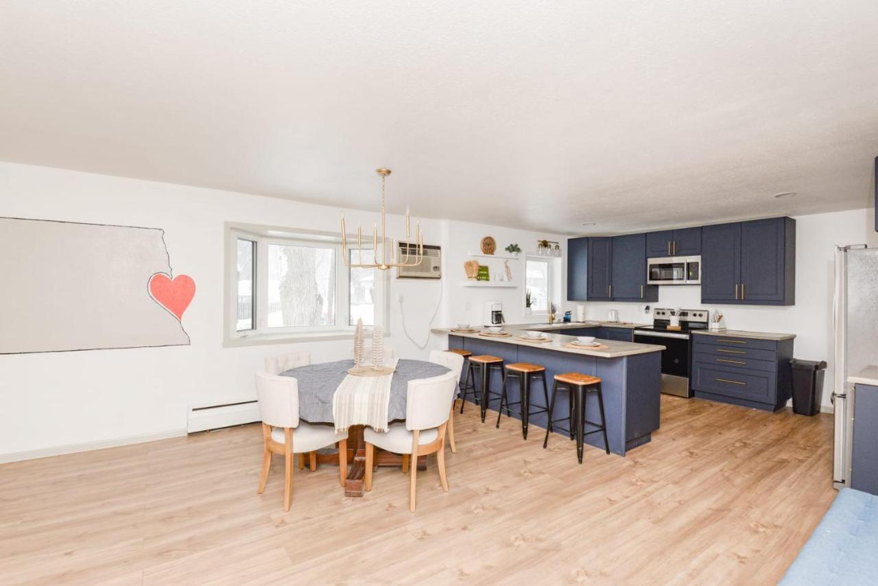 New Remodeled Townhome In Central Fargo Extérieur photo
